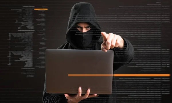 Hacker Zijn Computer Wijzend Naar Het Front Donkere Achtergrond — Stockfoto