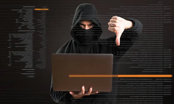 Hacker Zijn Computer Slecht Signaal Donkere Achtergrond Maken — Stockfoto