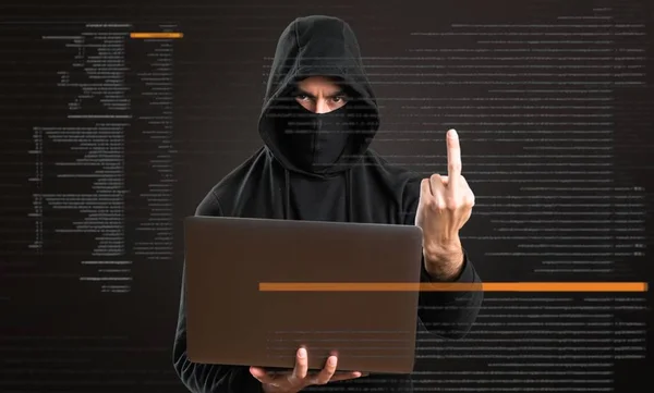 Hacker Zijn Computer Maken Hoorn Gebaar Donkere Achtergrond — Stockfoto