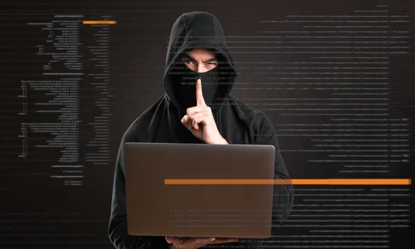 Hacker Mit Seinem Computer Der Schweigegegeste Auf Dunklem Hintergrund Macht — Stockfoto