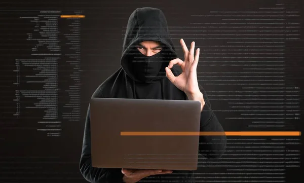 Hacker Mit Seinem Computer Macht Zeichen Auf Dunklem Hintergrund — Stockfoto