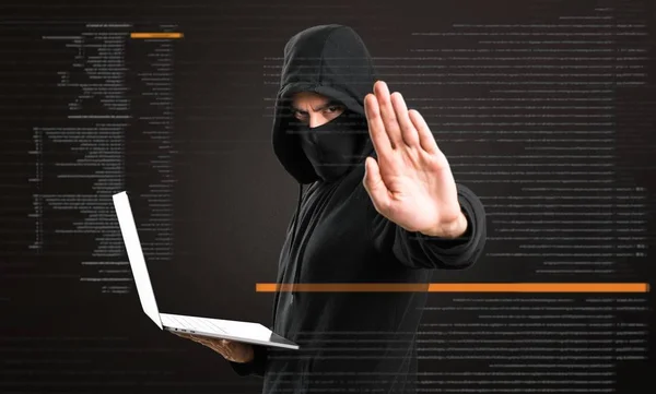 Hacker Mit Seinem Computer Macht Stoppschild Auf Dunklem Hintergrund — Stockfoto