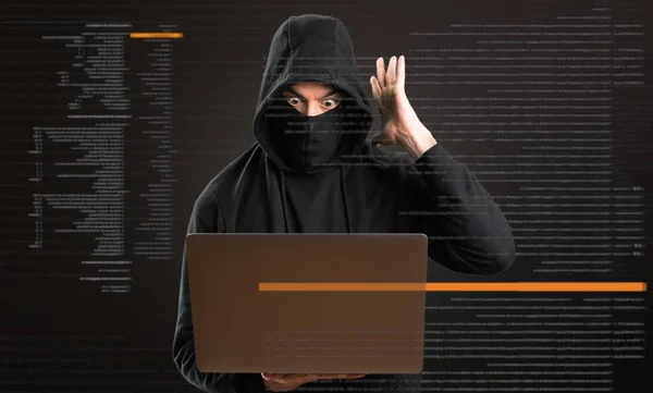 Hacker Con Ordenador Haciendo Gesto Sorpresa Sobre Fondo Oscuro — Foto de Stock