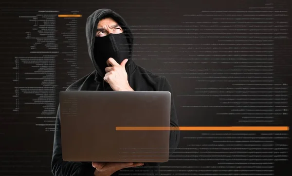 Hacker Met Zijn Computer Denken Donkere Achtergrond — Stockfoto