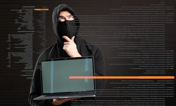 Hacker Met Zijn Computer Denken Donkere Achtergrond — Stockfoto