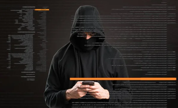 Hacker Med Sin Mobil Mörk Bakgrund — Stockfoto