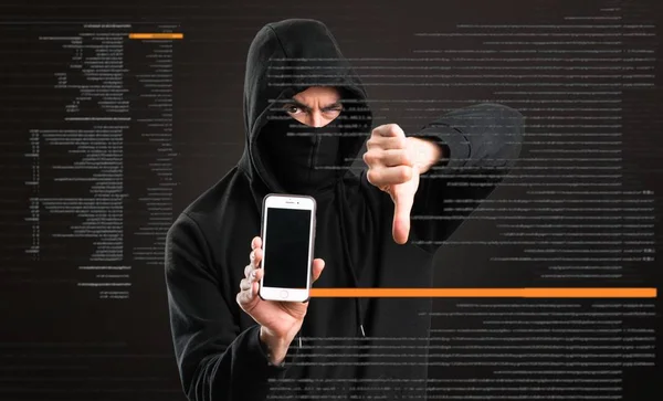 Hacker Met Zijn Mobiel Maken Slecht Signaal Donkere Achtergrond — Stockfoto