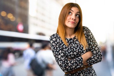 Güzel genç kız odaklanmamış arka plan üzerinde önemsiz jest yapma