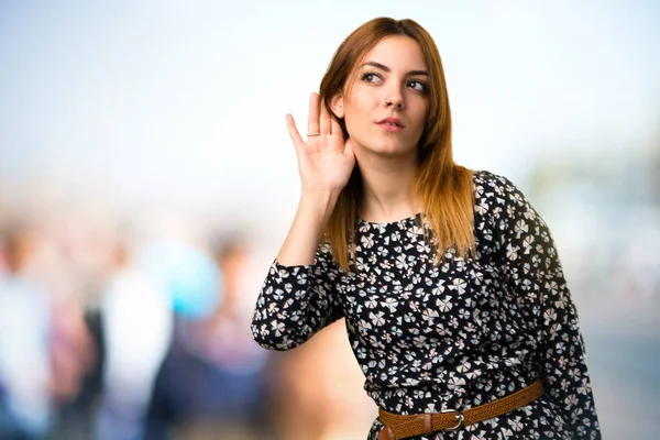 Hermosa Chica Joven Escuchando Algo Fondo Desenfocado —  Fotos de Stock