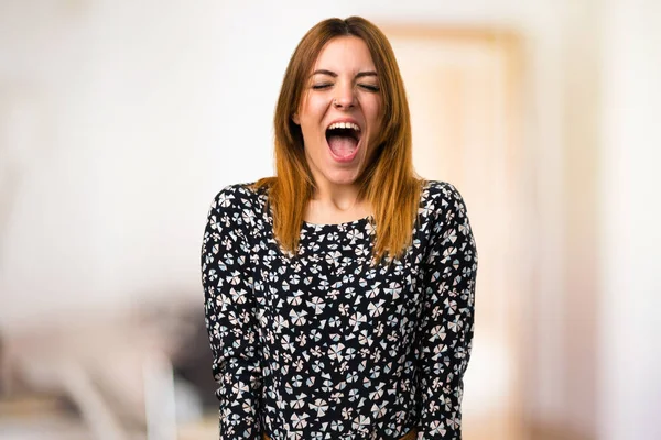 Hermosa Joven Gritando Sobre Fondo Desenfocado — Foto de Stock