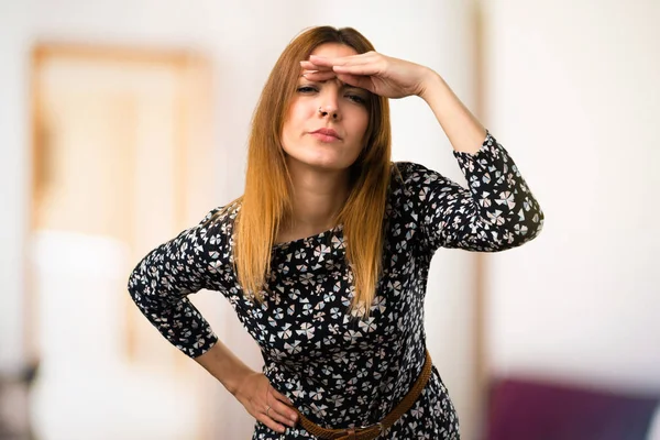 Menina Bonita Mostrando Algo Sobre Fundo Desfocado — Fotografia de Stock