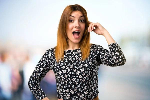 Menina Bonita Mostrando Algo Sobre Fundo Desfocado — Fotografia de Stock