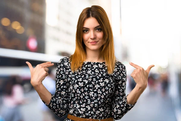 Schöne Junge Mädchen Stolz Auf Sich Selbst Auf Unkonzentriertem Hintergrund — Stockfoto