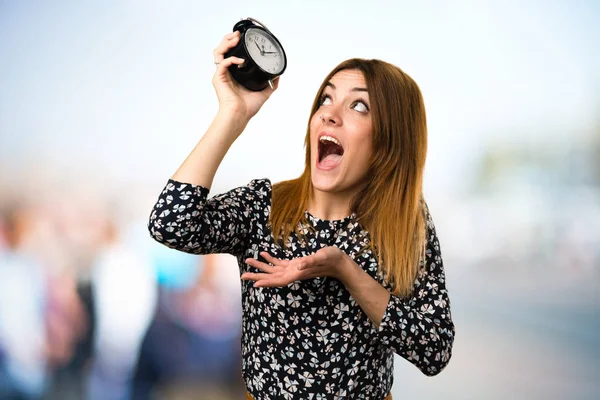 Hermosa Joven Sosteniendo Reloj Vintage Sobre Fondo Desenfocado — Foto de Stock