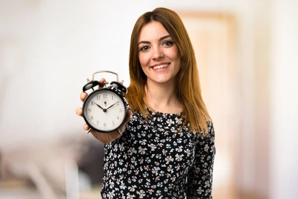 Hermosa Joven Sosteniendo Reloj Vintage Sobre Fondo Desenfocado — Foto de Stock