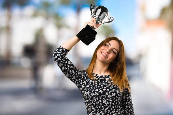 Menina Bonita Segurando Troféu Fundo Desfocado — Fotografia de Stock