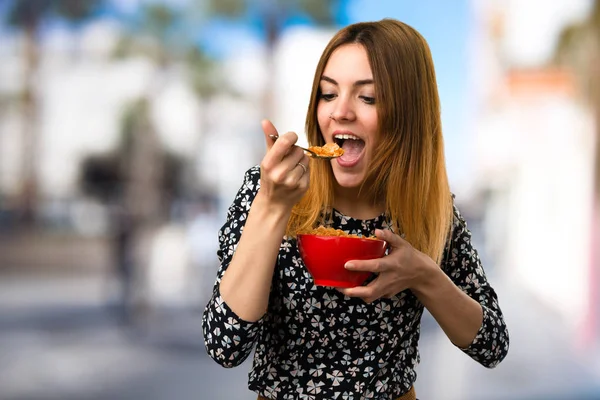 Mooi Jong Meisje Met Een Kom Van Granen Ongericht Achtergrond — Stockfoto