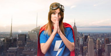 Bir gökdelen şehirde yalvaran güzel süper kahraman kız