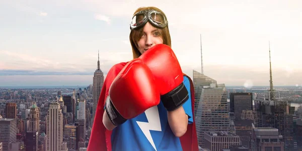 Chica Superhéroe Con Guantes Boxeo Una Ciudad Rascacielos — Foto de Stock