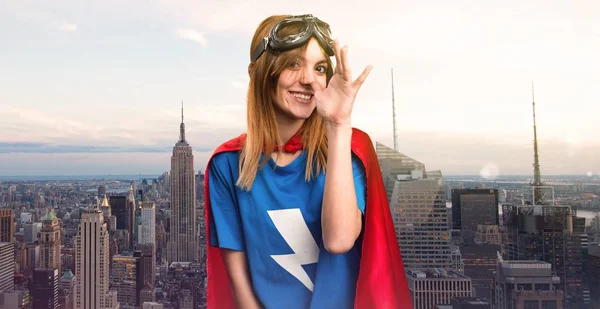 Linda Chica Superhéroe Haciendo Una Broma Una Ciudad Rascacielos — Foto de Stock