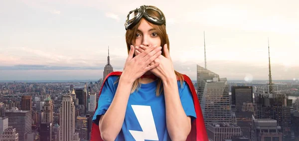Bir Gökdelen Şehir Ağzına Kapsayan Güzel Süper Kahraman Kız — Stok fotoğraf