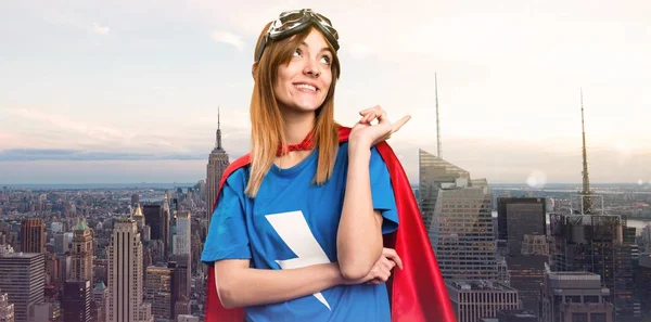 Bir Gökdelen Şehirde Düşünme Güzel Süper Kahraman Kız — Stok fotoğraf