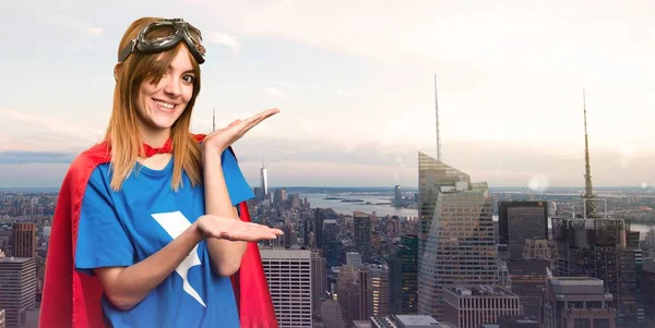 Linda Chica Superhéroe Presentando Algo Una Ciudad Rascacielos — Foto de Stock