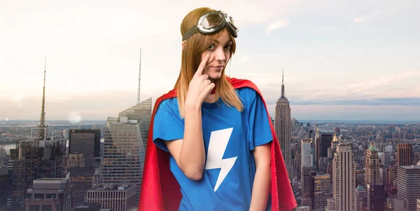 Bir Şey Bir Gökdelen Şehir Gösterilen Güzel Süper Kahraman Kız — Stok fotoğraf
