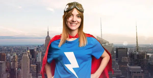 Mutlu Güzel Süper Kahraman Kız Bir Gökdelen Şehir — Stok fotoğraf