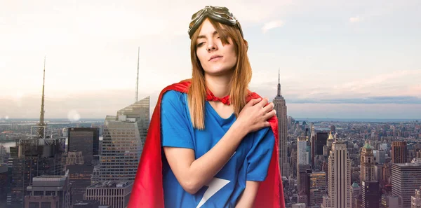 Menina Super Herói Bonita Com Dor Ombro Uma Cidade Arranha — Fotografia de Stock