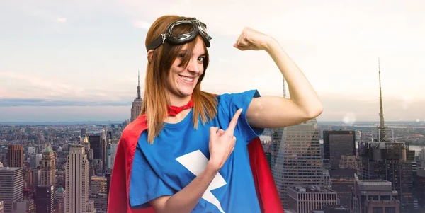 Bastante Chica Superhéroe Haciendo Gesto Fuerte Una Ciudad Rascacielos — Foto de Stock