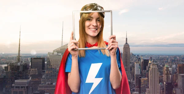 Mooie Superheld Meisje Zoek Door Middel Van Een Ijzeren Frame — Stockfoto