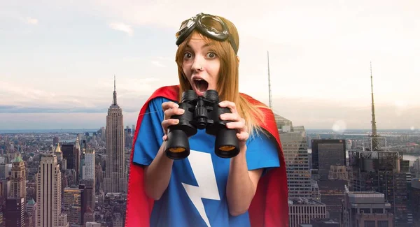 Dürbünlü Bir Gökdelen Şehirde Güzel Süper Kahraman Kız — Stok fotoğraf