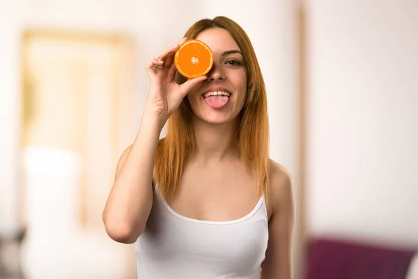 Безумная Красивая Молодая Девушка Носит Оранжевые Ломтики Качестве Очков Несосредоточенном — стоковое фото