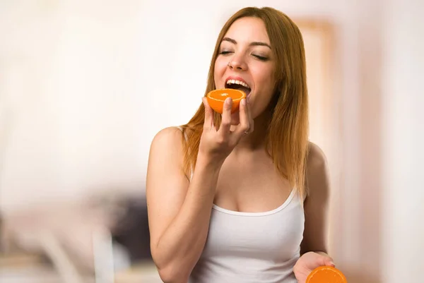 Hermosa Joven Sosteniendo Jugo Naranja Sobre Fondo Desenfocado —  Fotos de Stock