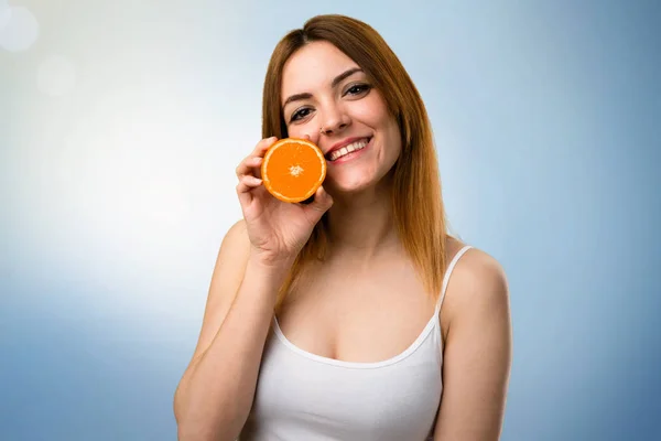 Красивая Молодая Девушка Держит Апельсиновый Сок Несосредоточенном Фоне — стоковое фото