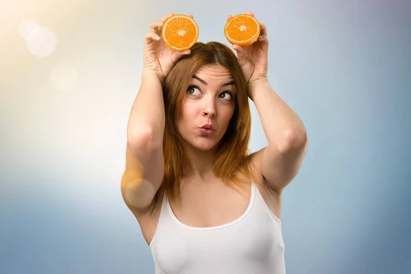 Loco Hermosa Joven Sosteniendo Jugo Naranja Sobre Fondo Desenfocado —  Fotos de Stock