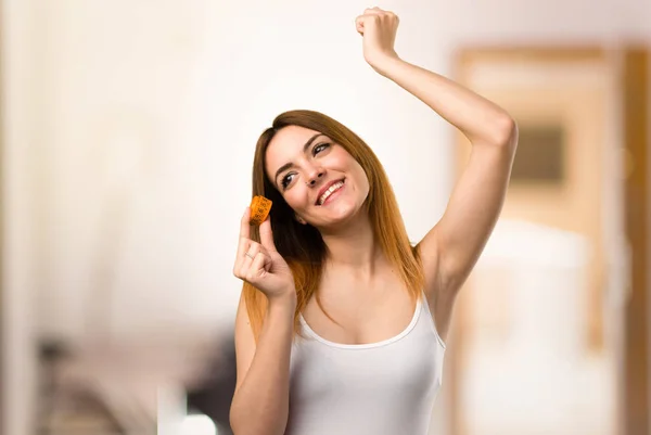 Mujer Delgada Afortunada Con Cinta Métrica Sobre Fondo Desenfocado — Foto de Stock