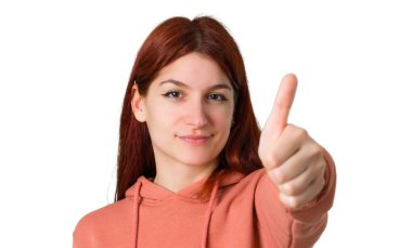 Jest Yaşasın vererek ve çünkü iyi bir şey izole beyaz arka plan üzerinde oldu gülümseyen pembe kazak ile genç Kızıl saçlı kız