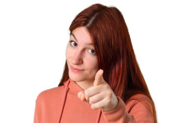 Pembe kazak ile genç Kızıl saçlı kız Öfkeli öfkeli jest olarak rahatsız. Kötü bir durum ve izole beyaz zemin üzerine açık işaret tarafından hayal kırıklığına