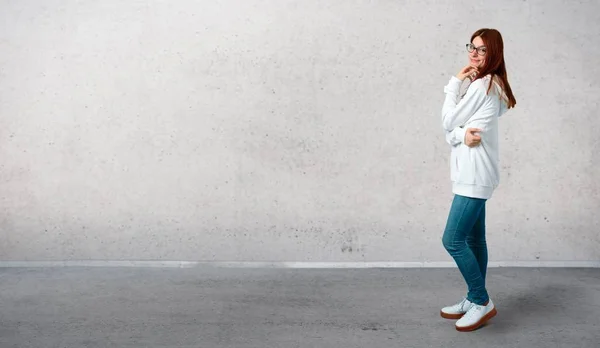 Chica Pelirroja Joven Una Sudadera Urbana Blanca Con Gafas Sonriendo —  Fotos de Stock