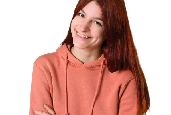 Zole Beyaz Arka Plan Üzerinde Gülümseyen Genç Kızıl Saçlı Kız — Stok fotoğraf