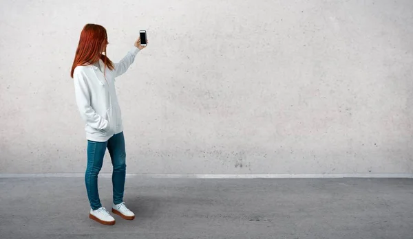 Jonge Roodharige Meisje Een Stedelijke Witte Sweatshirt Met Glazen Nemen — Stockfoto