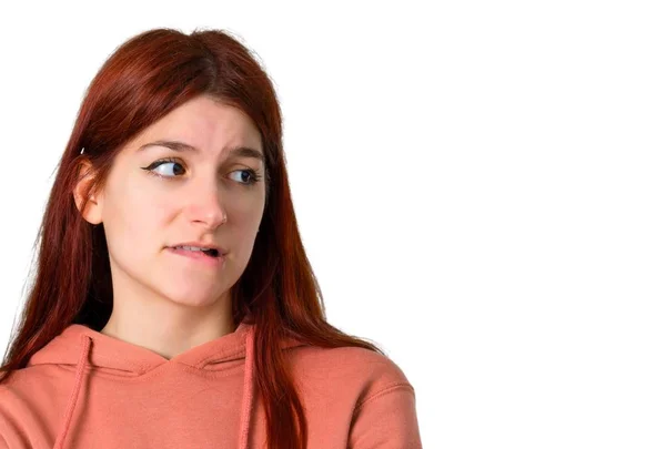 Jonge Roodharige Meisje Met Roze Sweater Twijfels Confuse Gezicht Expressie — Stockfoto