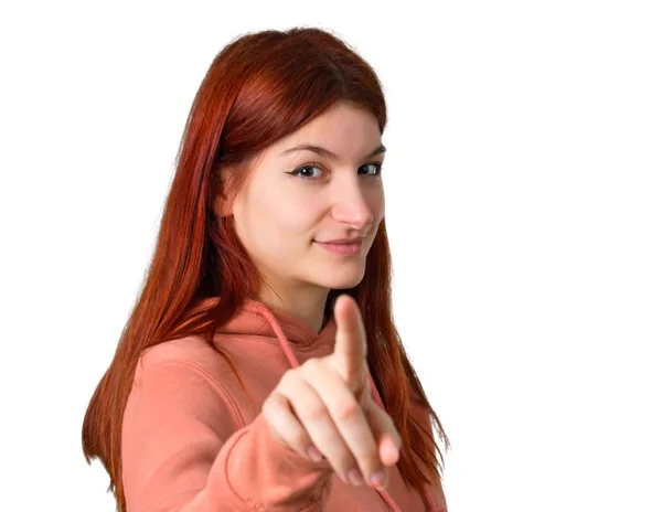 自信を持って式分離の白い背景の上にピンクのトレーナー ポイント指で若い赤毛の女の子 — ストック写真