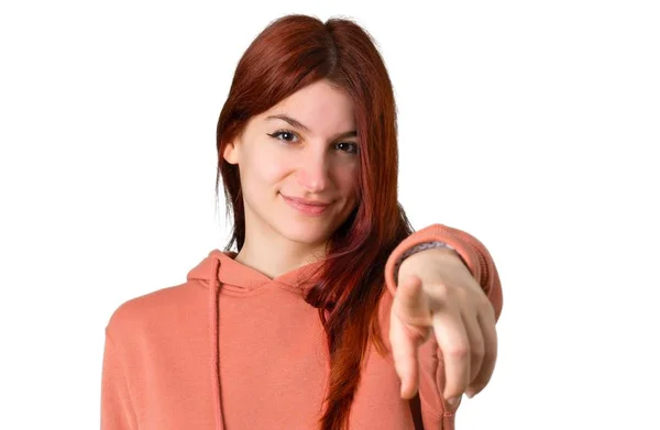 Junge Rothaarige Mädchen Mit Rosa Sweatshirt Zeigt Mit Dem Finger — Stockfoto