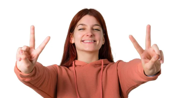 Menina Ruiva Jovem Com Camisola Rosa Sorrindo Mostrando Sinal Vitória — Fotografia de Stock