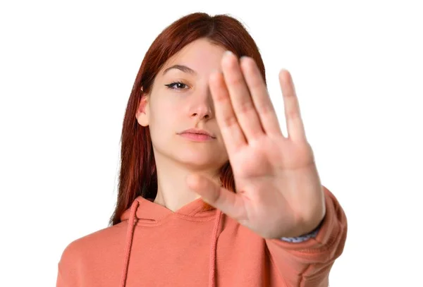 Chica Pelirroja Joven Con Sudadera Rosa Haciendo Gesto Stop Con — Foto de Stock