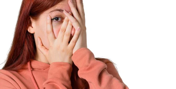 Menina Ruiva Jovem Com Camisola Rosa Cobrindo Olhos Pelas Mãos — Fotografia de Stock