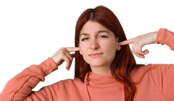 Chica Pelirroja Joven Con Sudadera Rosa Que Cubre Ambas Orejas — Foto de Stock